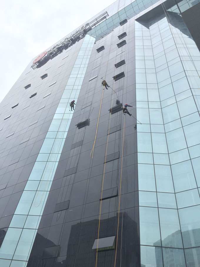 成都中信銀行高空外墻保潔清潔服務(wù)